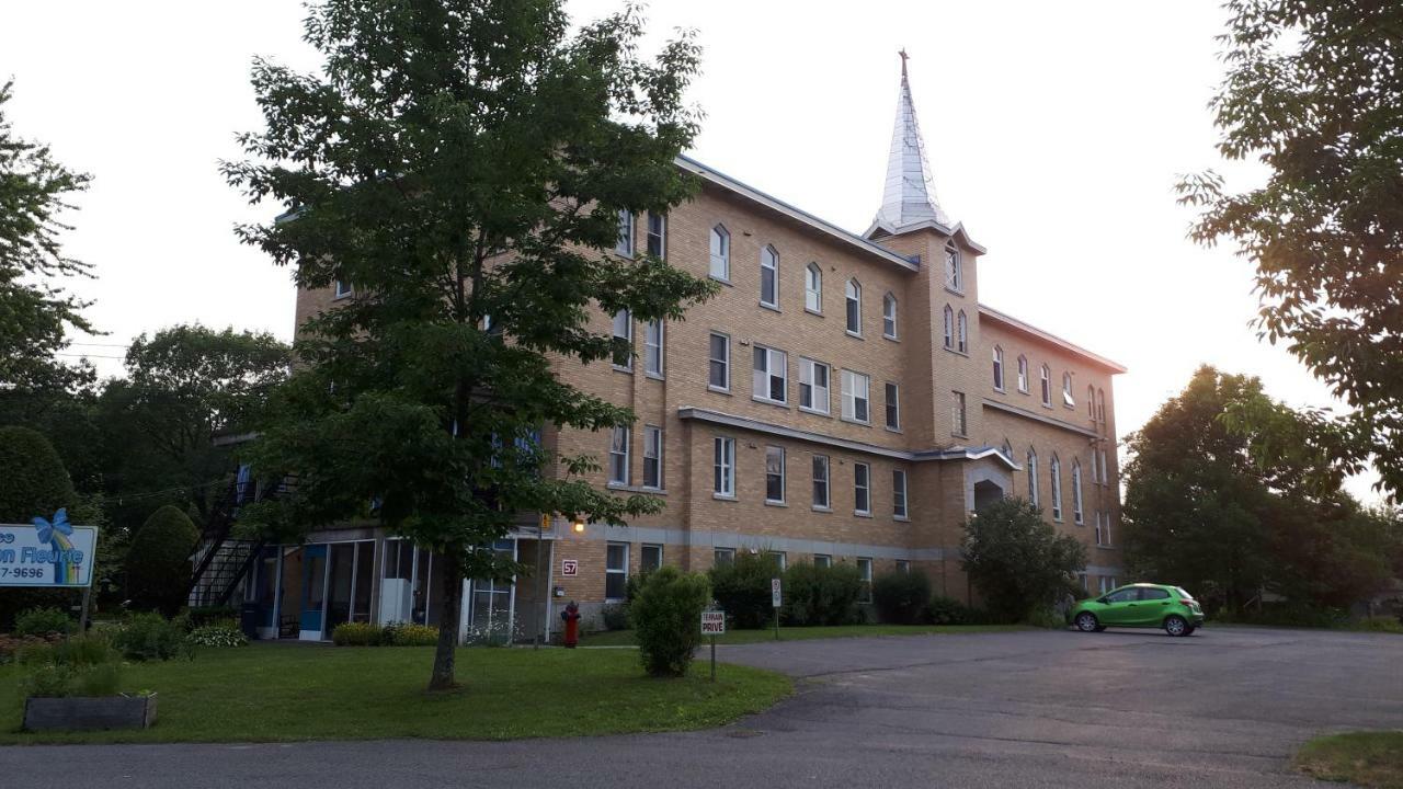 Mhotel Domaine L'Envolee- Maison Fleurie Victoriaville Exteriér fotografie